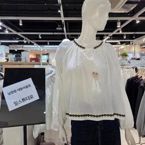 밀스튜디오 DP02 소매볼륨 목부분포인트 블라우스 LS3BLS104