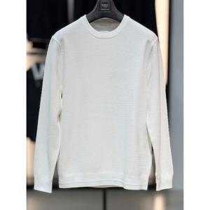 [바쏘옴므]화이트 면 혼방 와플 엠보 라운드 니트.