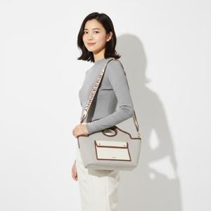 버버리  스몰 소프트 포켓 토트백 8041803 SM SFT POCKET TOTE LL6 A7405