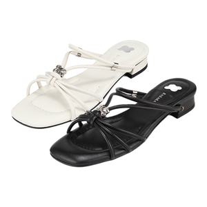 [본사운영] 바바라 양가죽 엠블럼 터널 장식 여성플랫샌들 2cm_BBI301