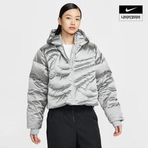 [나이키] 스포츠웨어 스우시 시리즈 여성 써마 핏 오버사이즈 다운 패딩 재킷 IB2004-095
