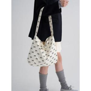 (3563D3AM10) [에잇세컨즈] 리본 프린트 숄더백  아이보리