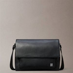 캘빈클라인 남성 하드웨어 엠블럼 플랩 메신저 4D3299G-UB1 395054