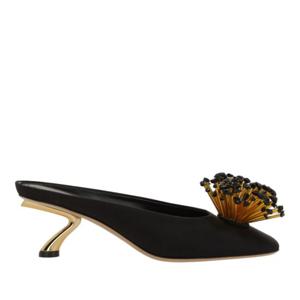 페라가모 플로럴 비딩 포인티드 슬링백 뮬 793011 1C