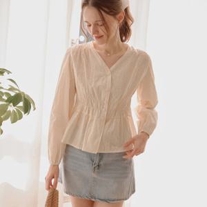 [포커스]펀칭 레이스 V넥 스모크 블라우스 PBBF6S1BL5481