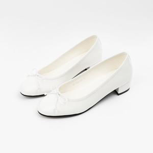 [신난다슈]여성 구두 펌프스 힐 3cm 여자 리본 에나멜 발편한 통굽 낮은굽 AG268006화이트