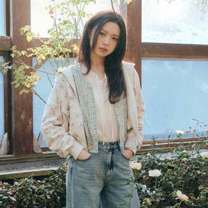 [써스데이아일랜드][KiiiKiii 착용] 플라워 패턴 브이넥 블라우스(T262MBL154W)