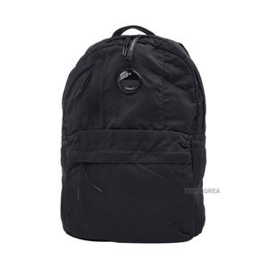 [CP컴퍼니] SS26 남성 나일론 B 렌즈 백팩 RCCMAC737A 005269G 999