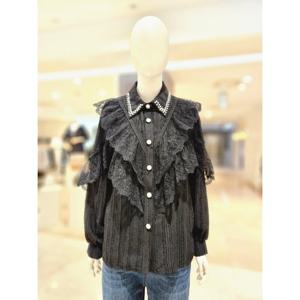 [르니앤맥코이(여성)]보석 카라넥 탑셋업 프릴 블라우스 MN04BL703HJY