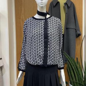 클리지 DP01 라운드넥 반하트 버튼 블라우스 CP2WBL05