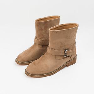 [신난다슈] 여성 앵클부츠 3cm 통 넓은 숏 앵글 부츠 버클 발편한 통굽 스웨이드 FL257019 베이지