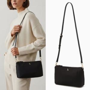 [헤지스ACC] 블랙 단색 나일론 크로스백 HIWA6E455BK