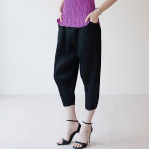 [요이츠](택가 156000원)[요이츠] 스트럭처 테이퍼드 플리츠 팬츠_YJ04WNPSL05