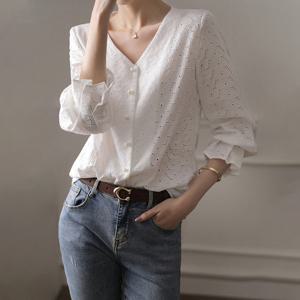 ATMARK 코드펀칭브이넥블라우스_AA61BL022G