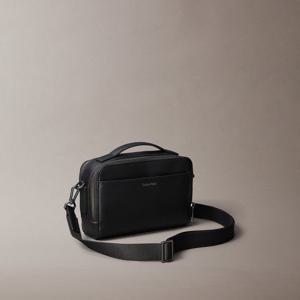 [캘빈클라인][공식] 남성 하드웨어 엠블럼 카메라 백 4D3291G UB1