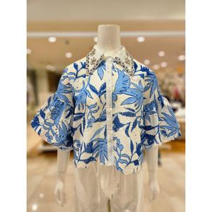 [르니앤맥코이]보석 카라 자수 펀칭 블라우스 MN06BL070HJY