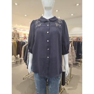 [비꼴리끄] 린넨 라운드 카라 자수 블라우스 B262WB3030390