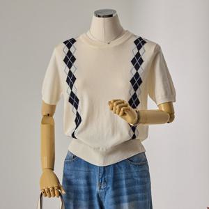 [커스텀에이블] 아가일 배색 라인 반팔 니트_T2604KN061B