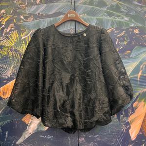 [르니앤맥코이]플라워레이스소매볼륨라운드블라우스MN05BL020_IC