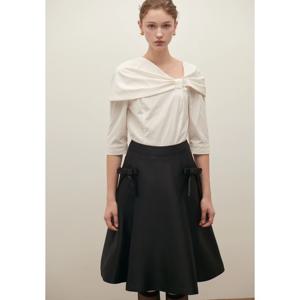 샤틴 리본 오프숄더 블라우스 (S253T252) S253T252