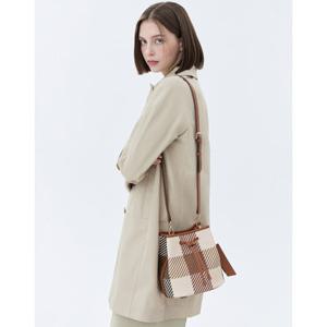 닥스 액세서리 여성 24FW 스테디셀러 브라운 체크 가죽 버킷백(2WAY 토트백 겸 크로스백) WCBA4F291W2