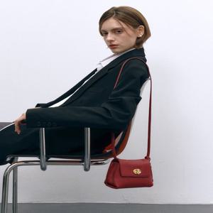 [질스튜어트] [25FW] 레드 가죽 오브 장식 크로스백 S JABA5F112R2