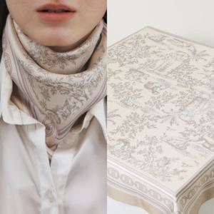 [헤지스] 뜨왈드주이 베이지 사각 실크 스카프 HISC5F321I1