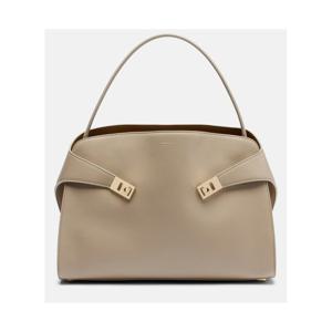 페라가모 Hug 라지 레더 숄더 백 P01149722