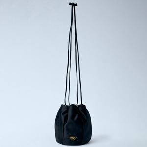 26 SS 프라다 메탈 로고 패치 새틴 미니 버킷 크로스백 1BE103 AC4 F0002