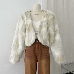 슈팅스타 / 페이크퍼 페이크 모피 크롭 브이넥 숏 코트 K6393139