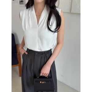 [모리스커밍홈][한정] 브이 셔링 슬리브리스 블라우스_M2505BL61