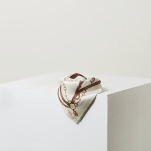 [닥스핸드백] DD 세인트바넷 체인 패턴 실크 사각 스카프 DCSC5F671IV