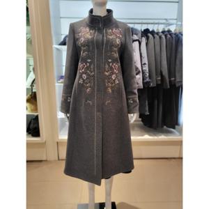 [비꼴리끄] 스탠딩 카라 자수 롱코트 B254WL3010