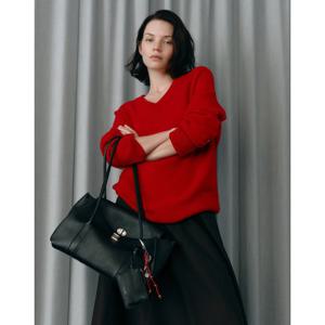 [질스튜어트] 가죽 오브 장식 롱숄더 M 블랙 JABA6E104