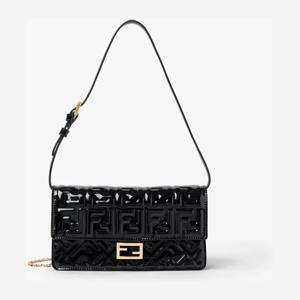 펜디 엠보스드 FF 로고 바게트 크로스백 8M0498 AW5OF0KUR