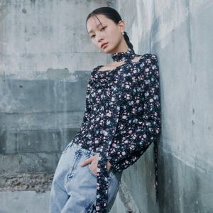 [에고이스트][HT]플라워 패턴 타이 포인트 슬림 블라우스 ER2WB360