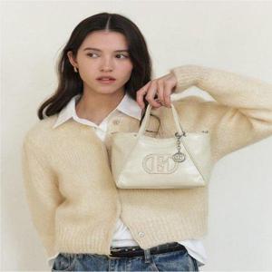 갤러리아_[헤지스ACC] HIWA6E551IV 아이보리 로고패치 가죽 미니 토트백