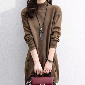 [유니제이] 바미 단추 포인트 하프넥 롱 니트티