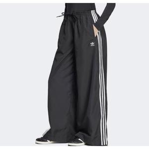 갤러리아_[ADIDAS] 아딜레늄 시즌 3 오버사이즈 트랙 팬츠 JD3390