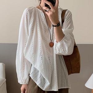 [패션시그널] 딥브이컷팅넥 펀칭패턴 블라우스 5E356E