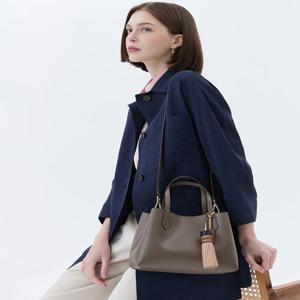 닥스 액세서리 여성 [스테디셀러] 베이지 테슬장식 소가죽 토트백 겸 크로스백  (WCBA5E367I3)