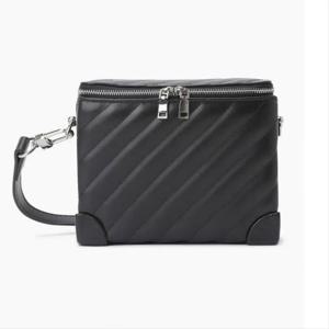 [베네통]베네통 대각선 퀼팅 스퀘어 백 BCBG05411BK_DJ