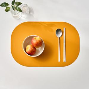 가죽패턴 실리콘 둥근사각모양 식탁매트 머스타드