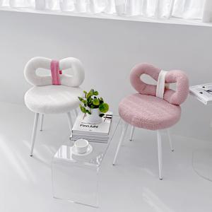 [리퍼] 패브릭 리본모양 양털의자 등받이스툴 카페 식탁 화장대 의자