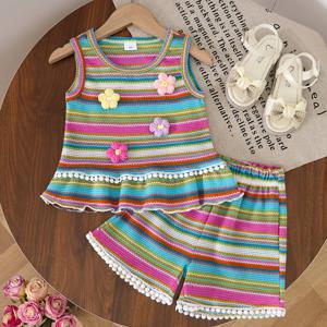 TEMU 디자인, 폼폼 꽃, 물방울 무늬 러플 조끼와 반바지로 구성된 여아용 투피스 세트. 야외 활동에 적합한 어린 소녀들을 위한 완벽한 제품입니다.