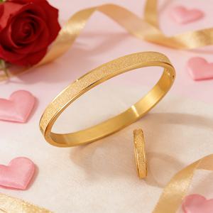 TEMU 흑백 매트 팔찌와 반지 세트. 진공 도금 18K 골드 도금 스테인리스 스틸 재질로 제작되었으며, 변색 및 물에 강함으로 누구에게나 이상적인 선물입니다. 시간리스하고 우아한 디자인으로 생일 및 기념일을 축하하는 데 완벽합니다.