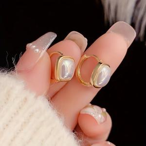 TEMU 우아하고 컴팩트한 프렌치 스타일 기하학적 인조 진주 후프 귀걸이 2개 세트. 결혼식, 파티, 발렌타인데이 선물로 완벽합니다.