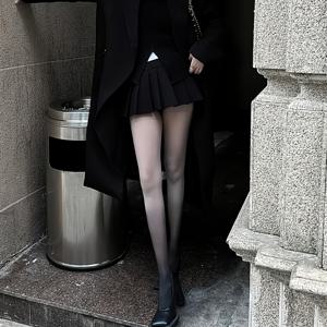 TEMU 여성용 얇고 트렌디한 블랙 앤 화이트 그라데이션 타이츠 한 쌍. 인플루언서들이 입는 것과 유사하며, 스타일리시한 라이트 퍼플 그라데이션 타이츠와 함께 제공됩니다. 이 스트리트 스타일의 타이츠는 다리에 매력적으로 어울리도록 디자인되었으며, 다양한 스타일로 활용할 수 있습니다.