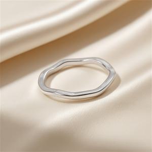 TEMU 1개 신학기 시즌 유니크 트렌디 스테인리스 스틸 불규칙 웨이브 반지 여성용 변색 방지 2mm/4mm 다용도 반지, 데일리/휴가철 착용에 적합