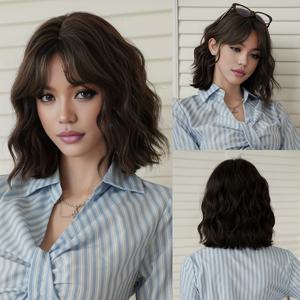 TEMU NAMM 합성 숏 웨이브 블랙 보브 가발, 고밀도 레이어드 헤어를 가진 여성에게 적합, 깔끔한 앞머리가 특징이며 할로윈 의상에서 패셔너블한 여성 역할 놀이에 이상적입니다.